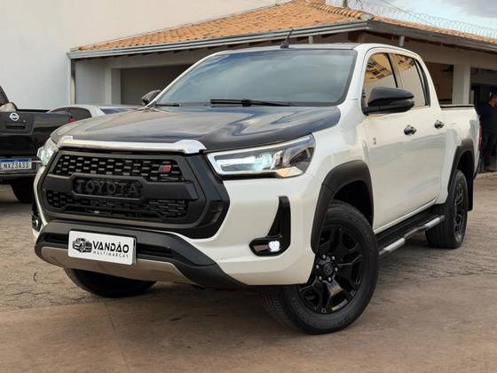 TOYOTA HILUX 2.8 GR SPORT 4X4 CD 16V DIESEL 4P AUTOMÁTICO